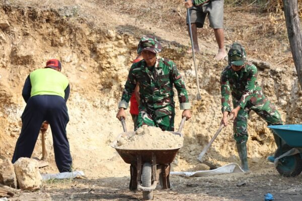 Arko dan Karung Goni Jadi Andalan, Satgas TMMD ke-129 Bersama Warga Kebut Pengurukan Jalan Desa Tlemang