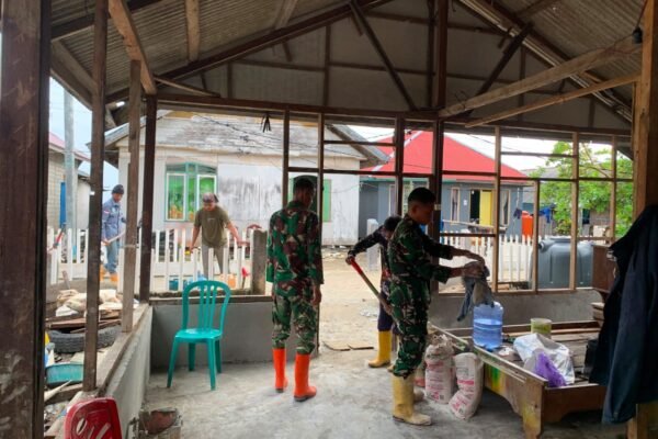 Gotong Royong Satgas TMMD dan Warga Percepat Finishing RTLH Milik Bapak Suhardin