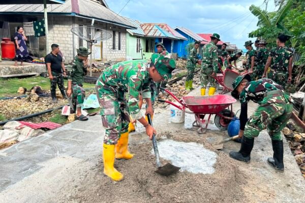 Gotong Royong Satgas TMMD dan Warga Percepat Pengecoran Rabat Jalan di Desa Polewali