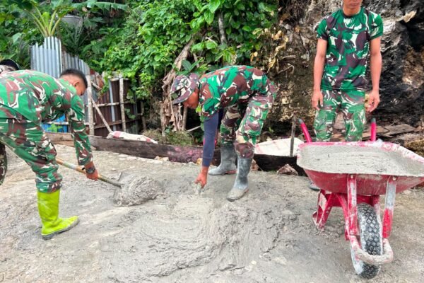 Pengecoran Rabat Jalan di Desa Polewali Terus Dikebut Satgas TMMD Bersama Warga