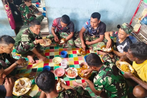 Makan Siang Bersama Satgas TMMD dan Warga Polewali Pererat Kemanunggalan TNI-Rakyat