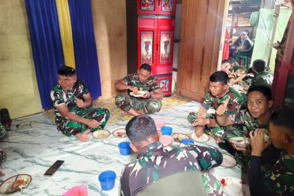 Hidangan Sederhana dari Warga Jadi Penyemangat Satgas TMMD Bangun Desa Polewali