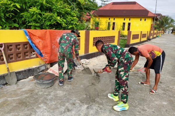 Satgas TMMD dan Warga Masuki Tahap Pengacian Dinding RTLH di Desa Pulau Dua