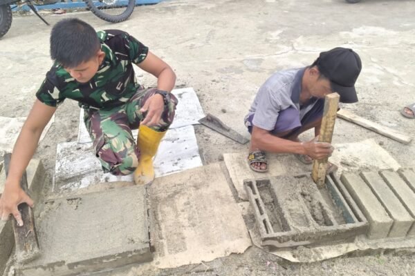 Pencetakan Batako MCK Masjid Quba Hampir Rampung, Satgas TMMD dan Warga Terus Kebut Pekerjaan