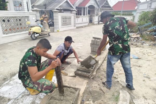 Gotong Royong Cetak Batako, Satgas TMMD dan Warga Siapkan Material MCK Masjid Quba