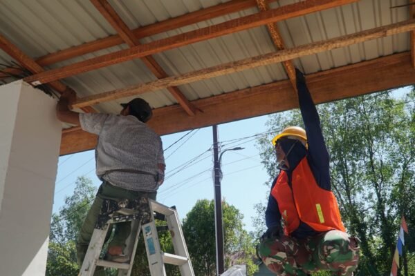 Gotong Royong Satgas TMMD dan Warga Percepat Penyelesaian Musholla Darul Iman di Desa Bandaraya