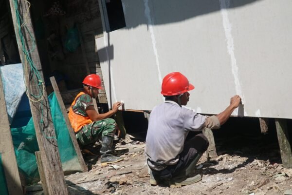 Semangat Gotong Royong Satgas TMMD dan Warga Warnai Pendempulan RTLH Ibu Wahida