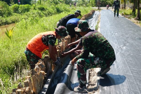 Gotong Royong Satgas TMMD dan Warga Percepat Pemasangan Biotek Jalan Desa Bandaraya
