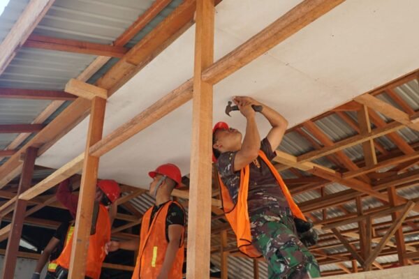 Satgas TMMD Ke-129 Kodim 1011/Klk Kebut Pemasangan Plafon RTLH Bapak Walianto