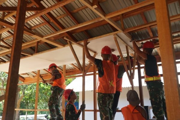 Kekompakan Satgas dan Warga Percepat Pemasangan Plafon RTLH Bapak Walianto