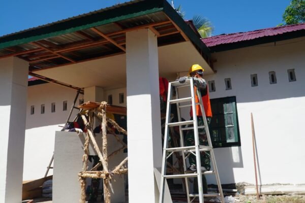 Satgas TMMD Ke-129 Kodim 1011/Klk Percantik Musholla Darul Iman dengan Pemasangan Plafon Teras
