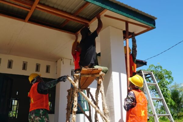 Semangat Gotong Royong Iringi Pemasangan Plafon Teras Musholla Darul Iman