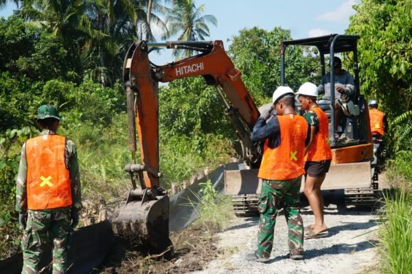 Satgas TMMD Ke-129 Kodim 1011/Klk Kebut Perataan Badan Jalan 1,2 KM di Desa Bandaraya