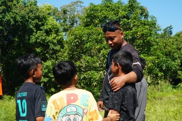 Satgas TMMD Ke-129 Kodim 1011/Klk Pererat Komsos Dengan Anak-Anak Di Jalan Kampung Patin Desa Bandaraya