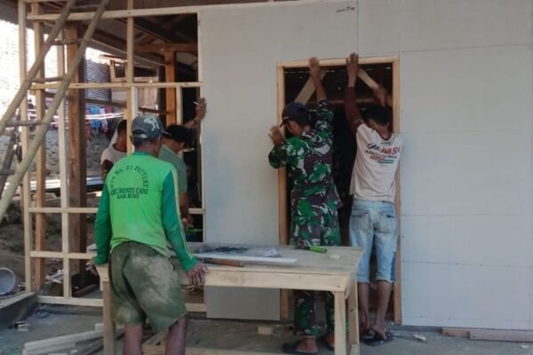 Satgas TMMD Ke-129 Kodim 1407/Bone Lanjutkan Pemasangan Dinding RTLH Milik Bapak Ihwan Baso