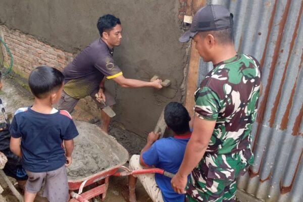 Satgas TMMD Ke-129 Kodim 1407/Bone Lanjutkan Plesteran Dinding Belakang RTLH Milik Bapak Sofyan