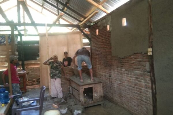 Satgas TMMD Ke-129 Kodim 1407/Bone Kebut Pekerjaan Plesteran RTLH Milik Bapak Bella