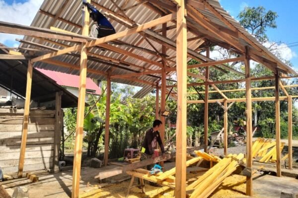 Satgas TMMD Ke-129 Kodim 1407/Bone Laksanakan Pemasangan Atap RTLH Milik Ibu Santi