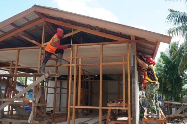 Gotong Royong Satgas TMMD dan Warga Percepat Pemasangan Dinding serta Plafon RTLH