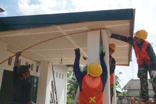 Gotong Royong Satgas dan Warga Percepat Finishing Musholla Darul Iman