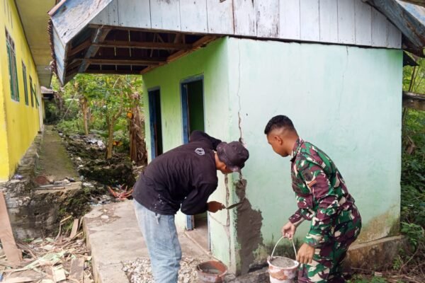 Gotong Royong Satgas TMMD dan Warga Awali Renovasi MCK SDN Desa Pulau Dua