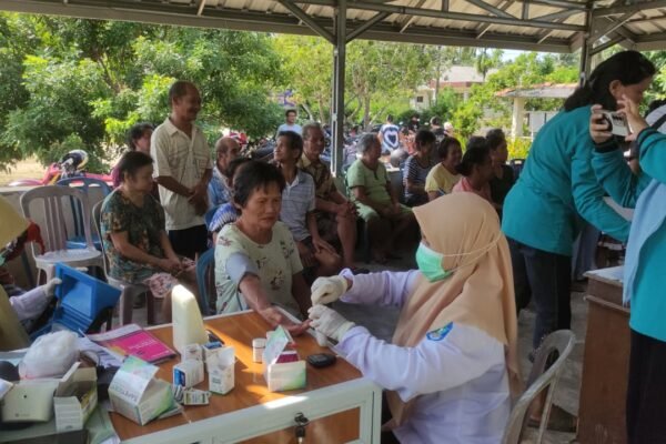 Dukung Tumbuh Kembang Anak, Satgas TMMD ke-129 Kodim 0413/Bangka Berikan Pelayanan Imunisasi Balita
