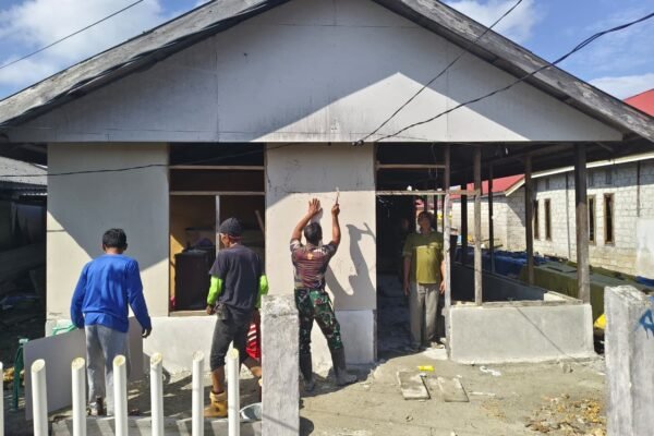 Pemasangan Dinding Kalsiboard Tandai Kemajuan Renovasi RTLH TMMD Ke-129 di Desa Umbele Lama
