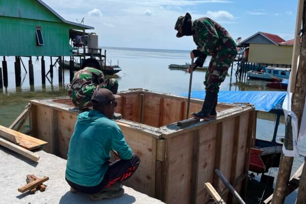 Pembongkaran Papan Mal Tandai Kemajuan Pembangunan Manunggal Air Bersih TMMD Ke-129 di Desa Umbele