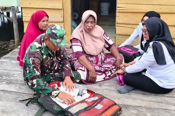 Personil Satgas TMMD bersama Puskesmas Umbele Laksanakan Pengobatan Door to Door bagi Warga di Lokasi TMMD Ke-129