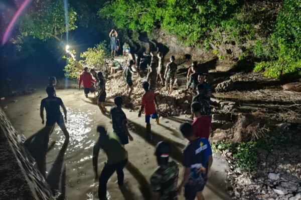 Satgas TMMD Ke-129 Kodim 1311/Morowali Lembur Bersama Warga Kumpulkan Material Lokal di Pesisir Pantai Umbele