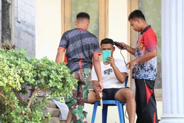 Keterampilan Pangkas Rambut Prada Lukman Hadirkan Senyum Warga Desa