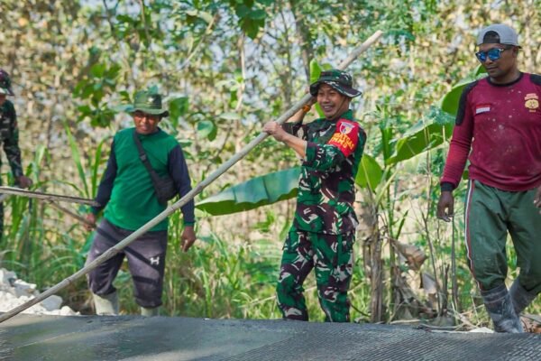 Tetes Keringat dan Asa Baru di Tlemang: Saat Dansatgas TMMD ke-129 Turun Tangan Ratakan Cor Jalan Bersama Prajurit