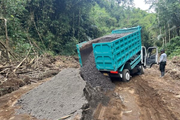Kabut Kintamani Tak Halangi Semangat Satgas TMMD Ke-129 Kerjakan Rabat Beton