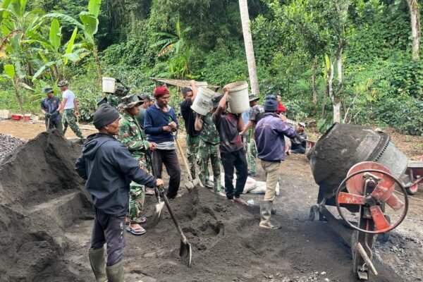Gotong Royong Satgas dan Warga Jadi Kunci Progres 33 Persen Rabat Beton TMMD Ke-129