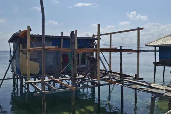Pemasangan Tiang Rumah Tandai Kemajuan Renovasi RTLH Milik Ibu Samsia di Desa Umbele