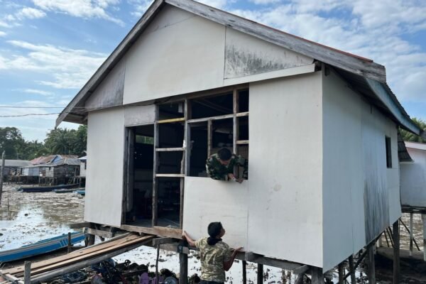 Pemasangan Kalsiboard Luar Tandai Kemajuan Renovasi RTLH Milik Ibu Salawiah di Desa Polewali