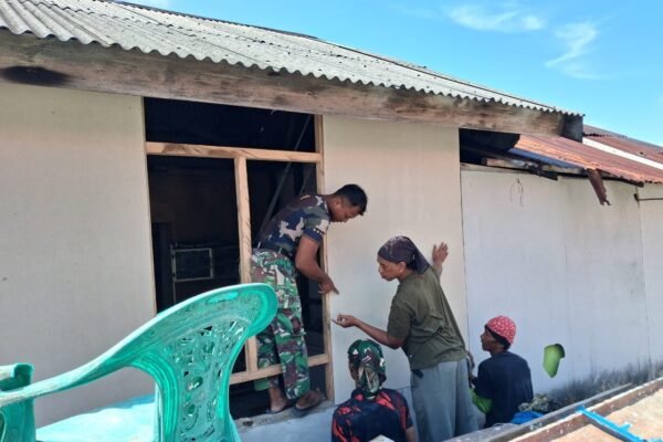 Pemasangan Kalsiboard Tandai Progres Renovasi RTLH Milik Bapak Suhardin di Desa Umbele Lama