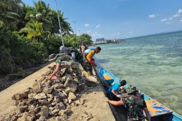 Semangat Gotong Royong, Warga dan Satgas TMMD Kumpulkan Batu untuk Material Rabat Jalan di Desa Polewali