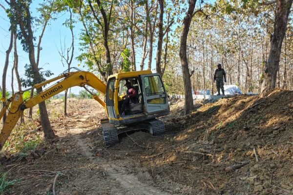 Percepat Finishing Pengerjaan Jalan, Alat Berat Dikerahkan Uruk Bahu Jalan Rabat Beton TMMD 129 Desa Tlemang