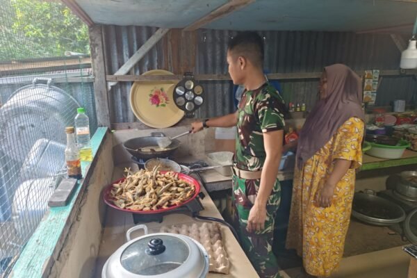 Satgas TMMD ke-129 Kodim 0911/Nunukan Bantu Ibu Sarmina Siapkan Santap Siang, Wujud Nyata Kemanunggalan TNI-Rakyat