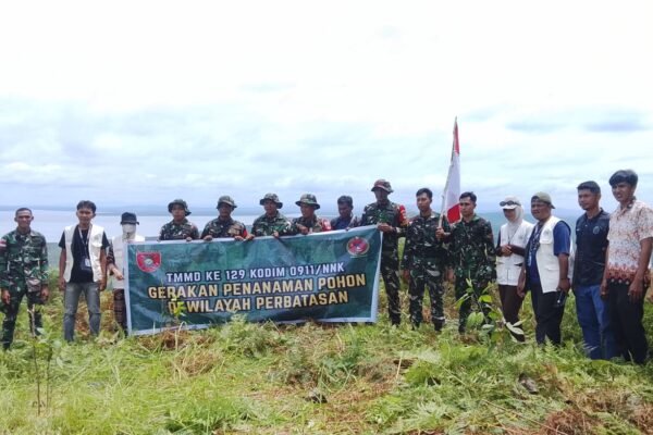 Mahasiswa KKN UBT Rasakan Medan Ekstrem Saat Ikut Penanaman Pohon Bersama TMMD Kodim 0911/Nunukan