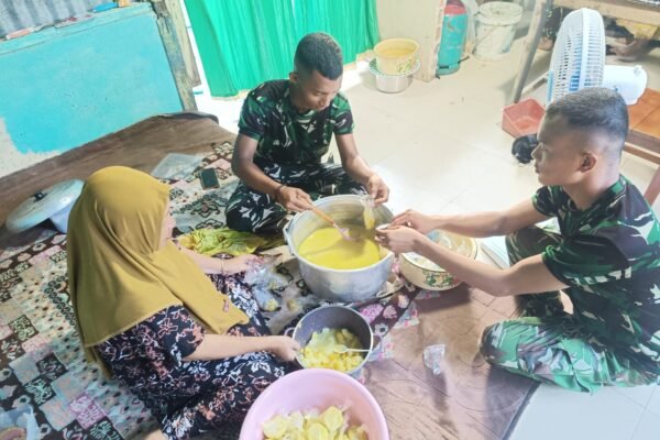 Suasana Kekeluargaan Terjalin di Rumah Ibu Sarmina, Satgas TMMD ke-129 Kodim 0911/Nunukan Ringankan Pekerjaan Dapur
