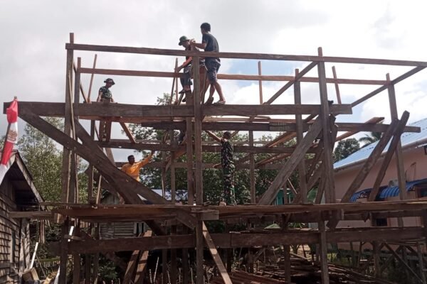 Progres RTLH Pak Hamsah Capai Tahap Pemasangan Atap, Satgas TMMD Kodim 0911/Nunukan Wujudkan Hunian Layak
