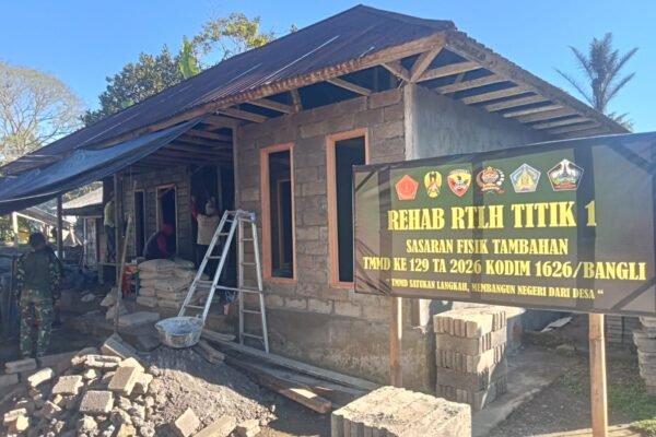 Gotong Royong TNI dan Warga Warnai Pekerjaan Plesteran Dinding TMMD Ke-129 di Sekardadi