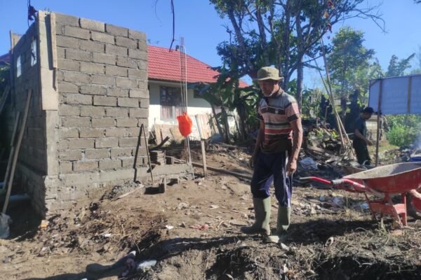 Gotong Royong Satgas TMMD dan Warga Percepat Pembangunan MCK di Desa Sekardadi
