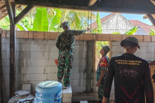 Kawal Mutu Pembangunan, Babinsa Sertu Muin Aktif Pantau dan Cek Pengerjaan Rutilahu Program TMMD 129