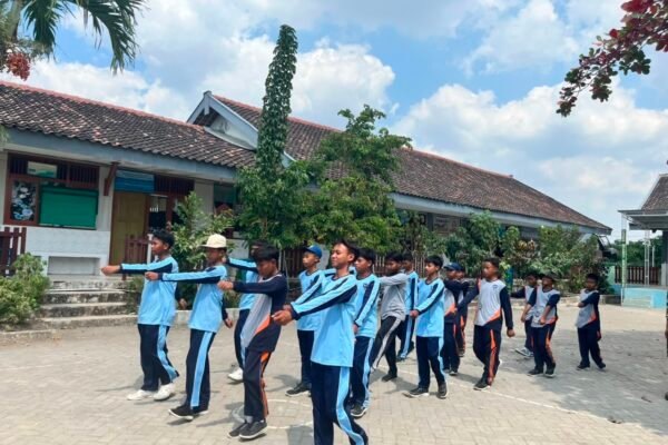 Satgas TMMD Ke-129 Tanamkan Wawasan Kebangsaan kepada Pelajar SMPN 1 Atap Kesongo