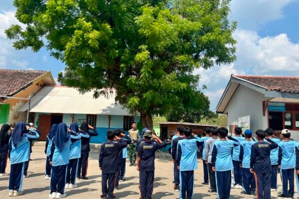 Latihan PBB di SMPN 1 Atap Kesongo, Satgas TMMD Bentuk Karakter Disiplin Pelajar