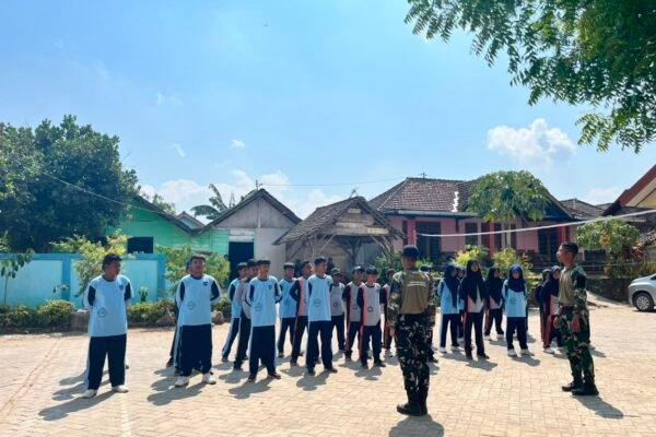 Satgas TMMD Ke-129 Ajarkan Disiplin dan Kekompakan kepada Siswa SMPN 1 Atap Kesongo