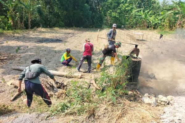 Satgas TMMD Ke-129 Kodim 0813/Bojonegoro Siapkan Aspal Panas Demi Kelancaran Pembangunan